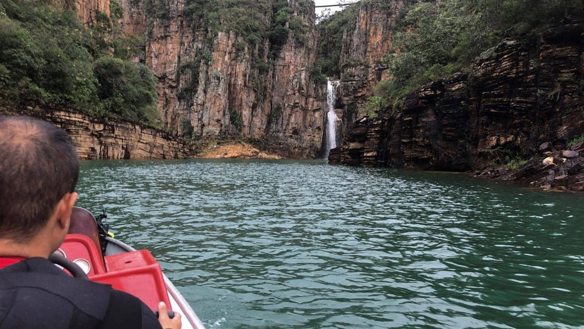Suman 10 muertos tras desprendimiento de acantilado en lago de Brasil