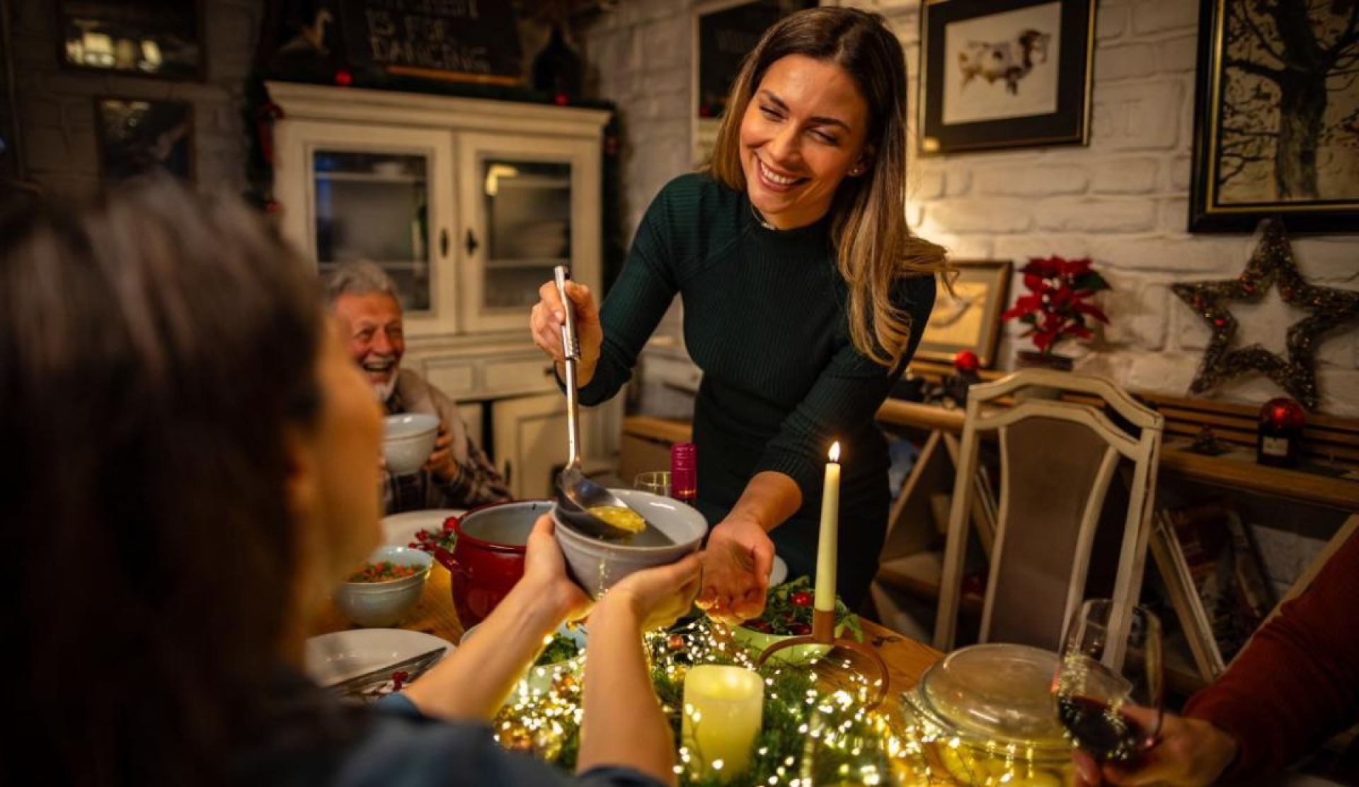 Claves nutricionales para aliviar la hinchazón durante las celebraciones navideñas