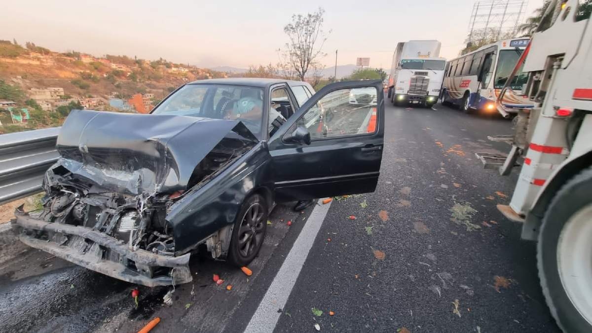 Abandonan un auto en la autopista tras un choque