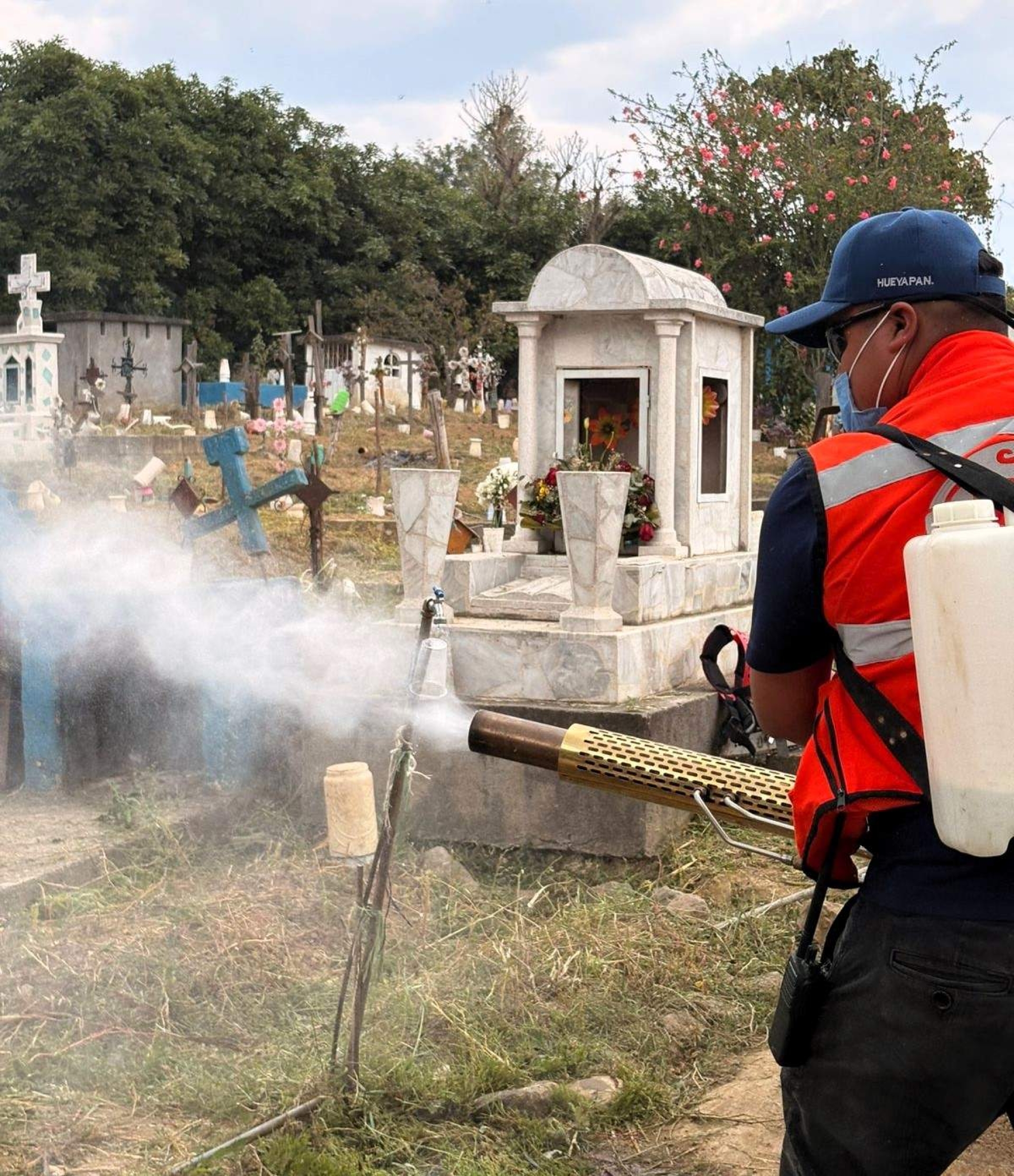 Realizan labores de fumigación y saneamiento en panteón de Hueyapan