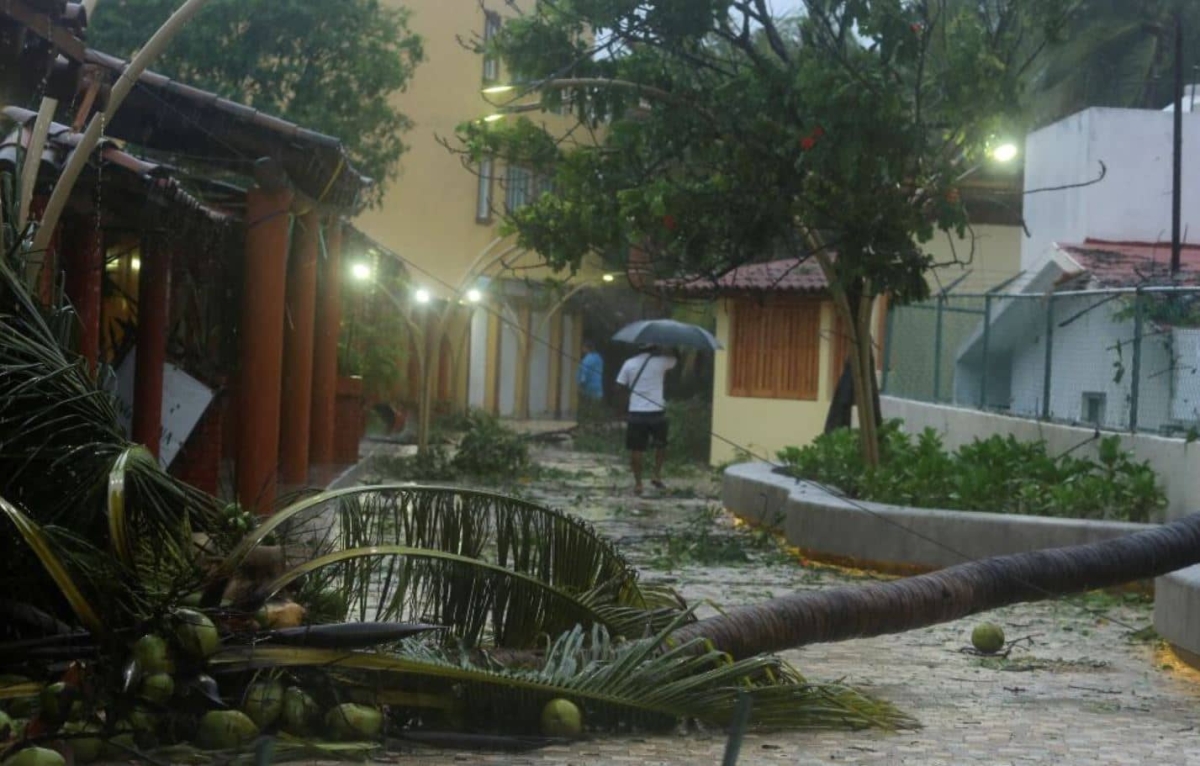 "Rick" se debilita a tormenta tropical en costas de Michoacán