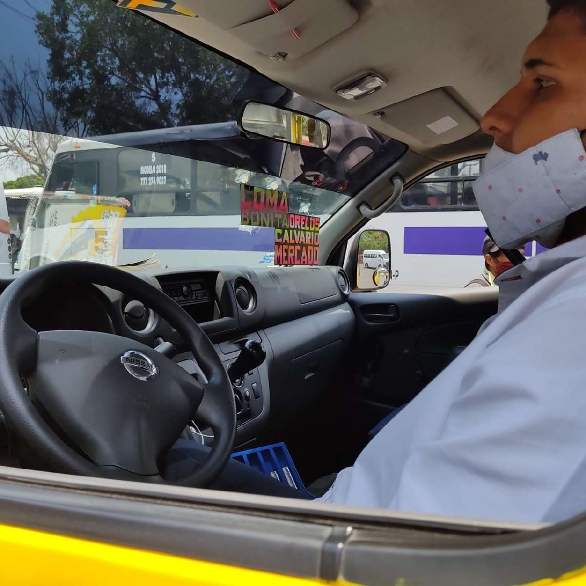 Pasajeros suben con cubrebocas y después se lo quitan