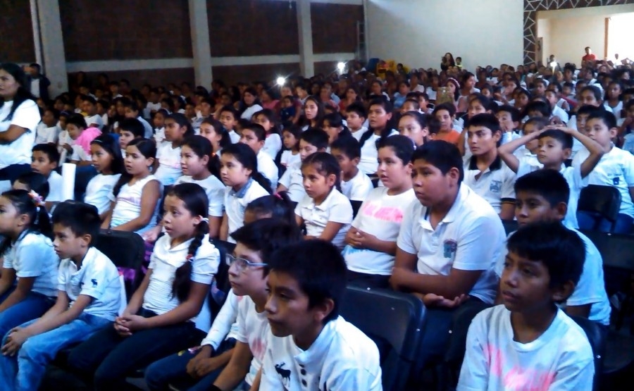 Brindan apoyo financiero a estudiantes para evitar deserción