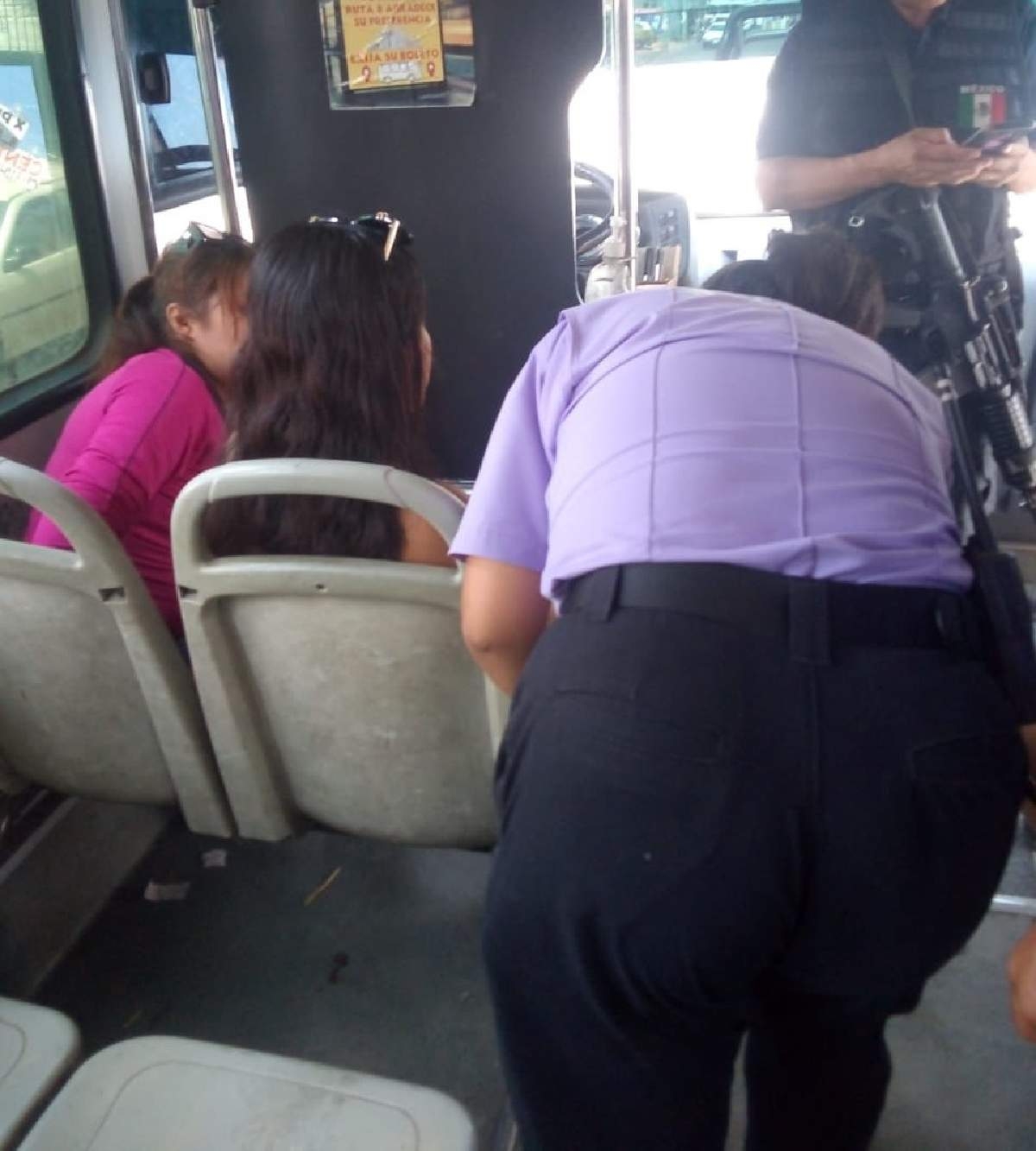 Agrede asaltante a pasajera en una ruta