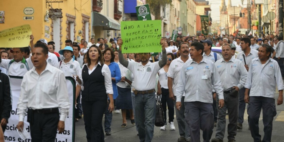 Marchan sindicatos y organizaciones sociales contra "gasolinazo", en Cuernavaca