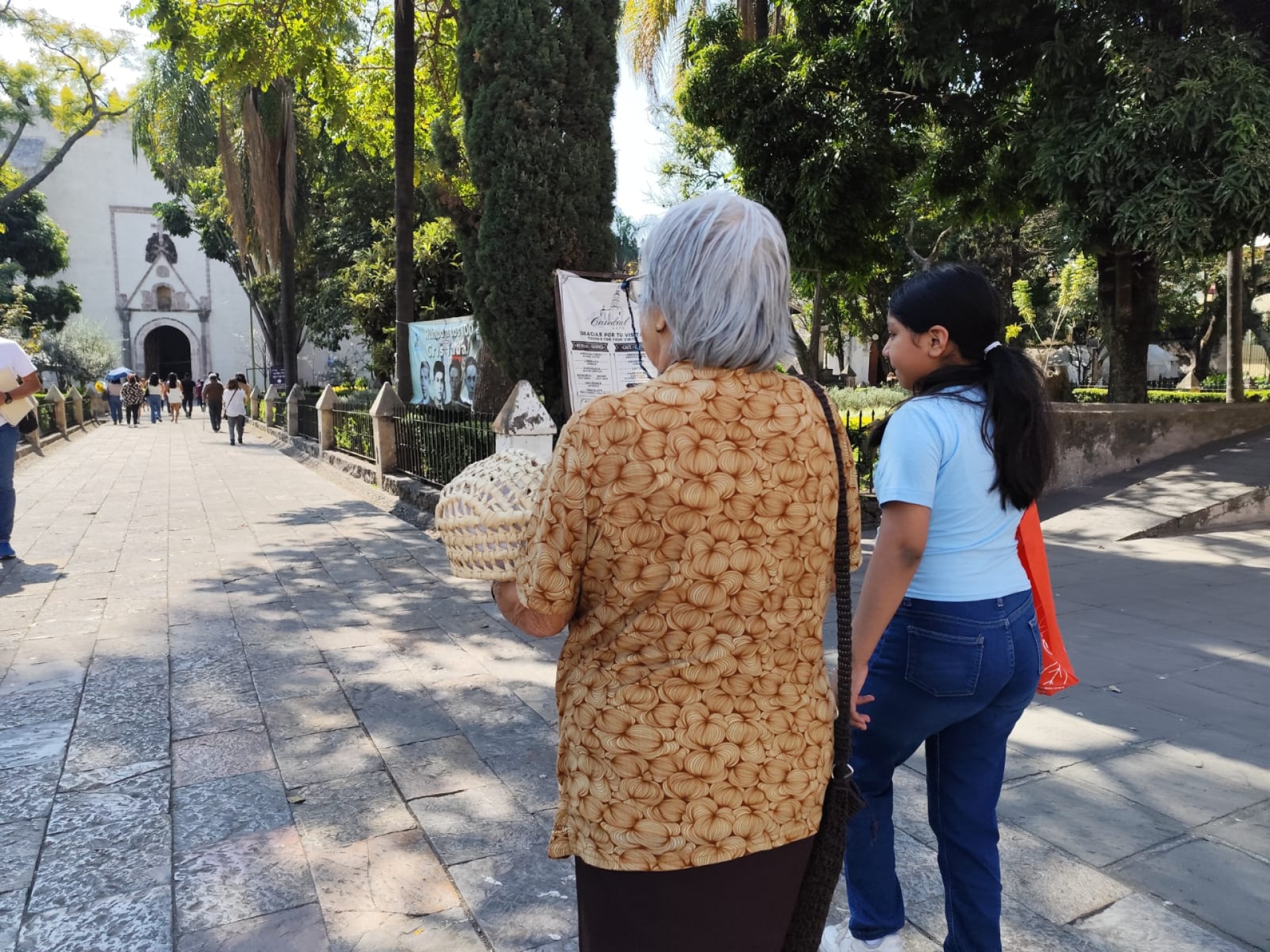 Acuden familias a la catedral de Cuernavaca para tradicional bendición del Niño Dios