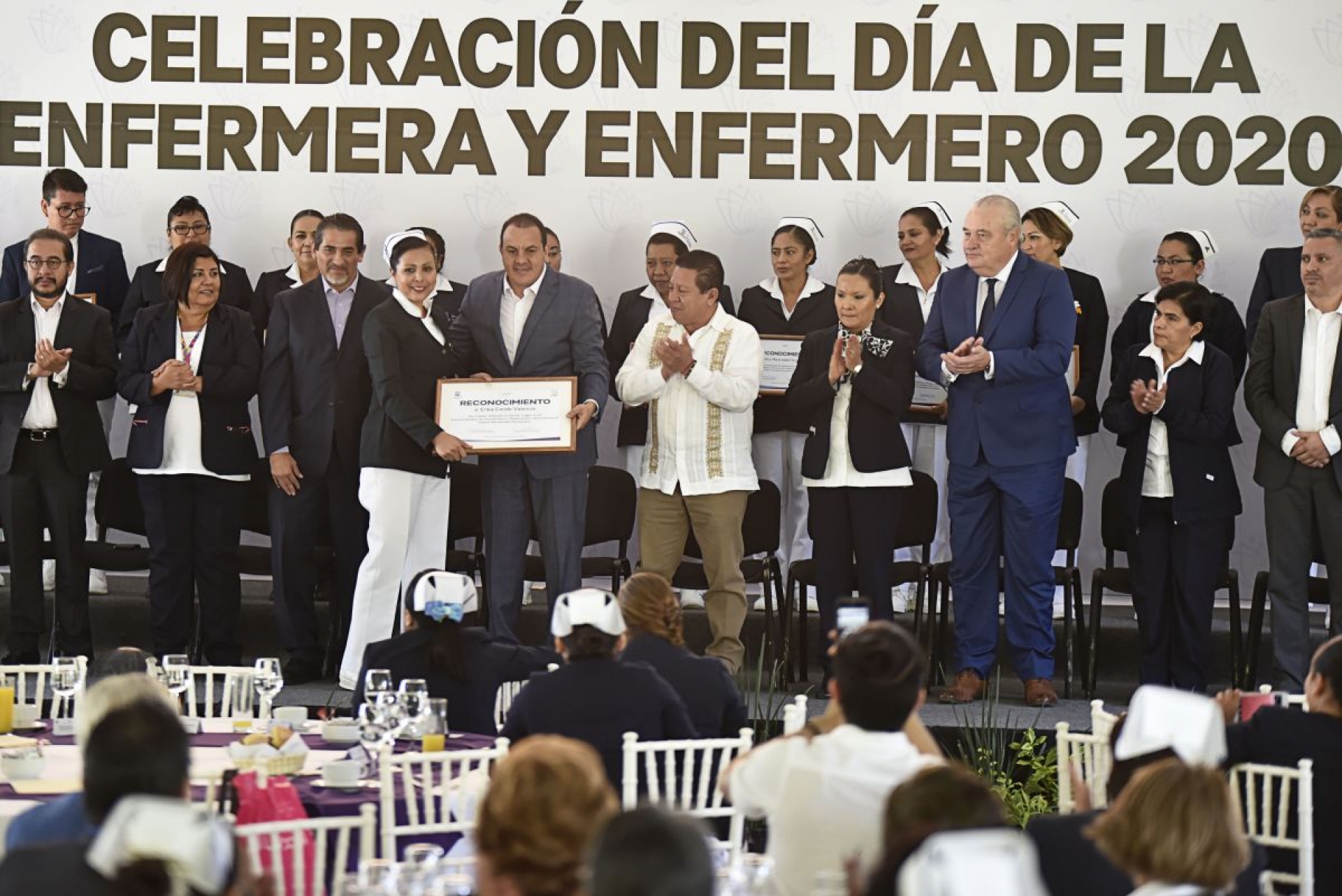 Celebra Cuauhtémoc Blanco a enfermeras