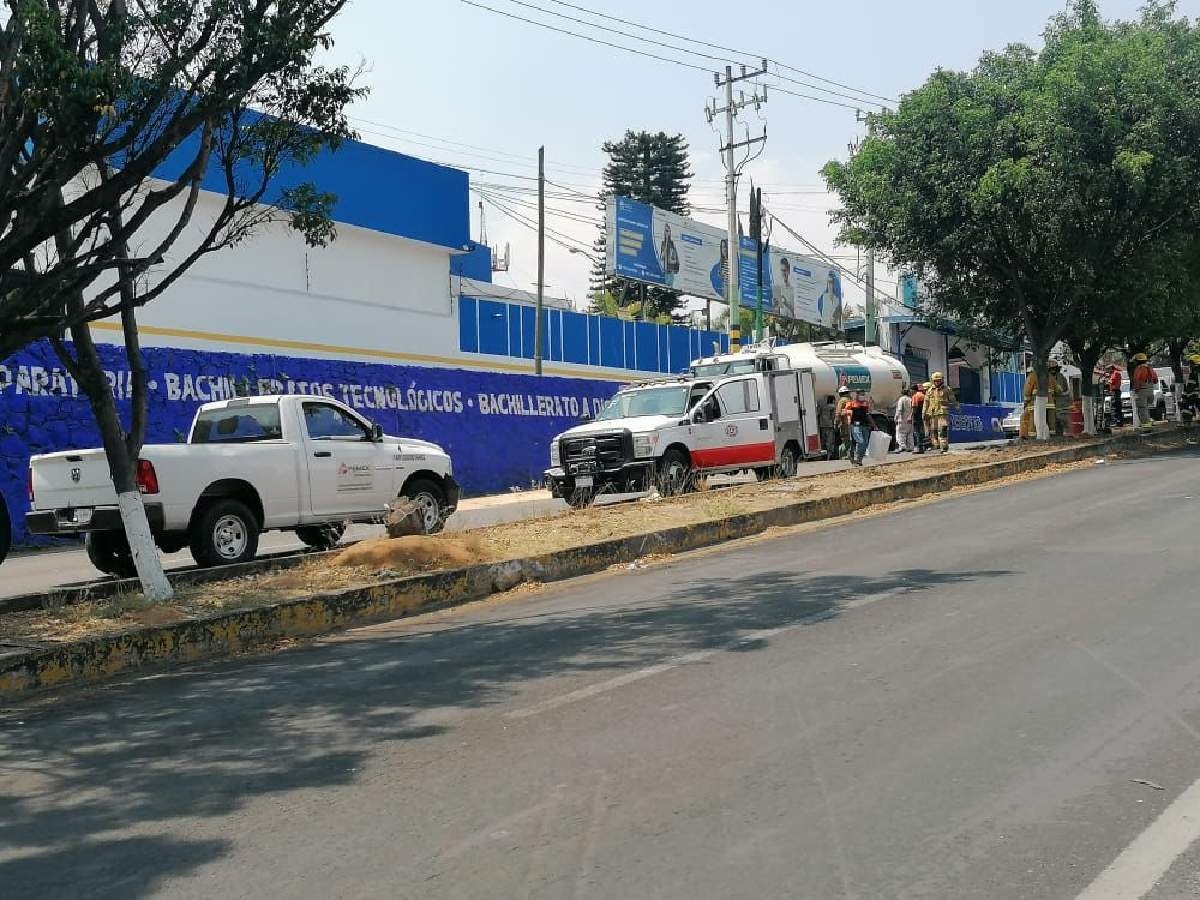 Pipa de Pemex registra fuga de combustible
