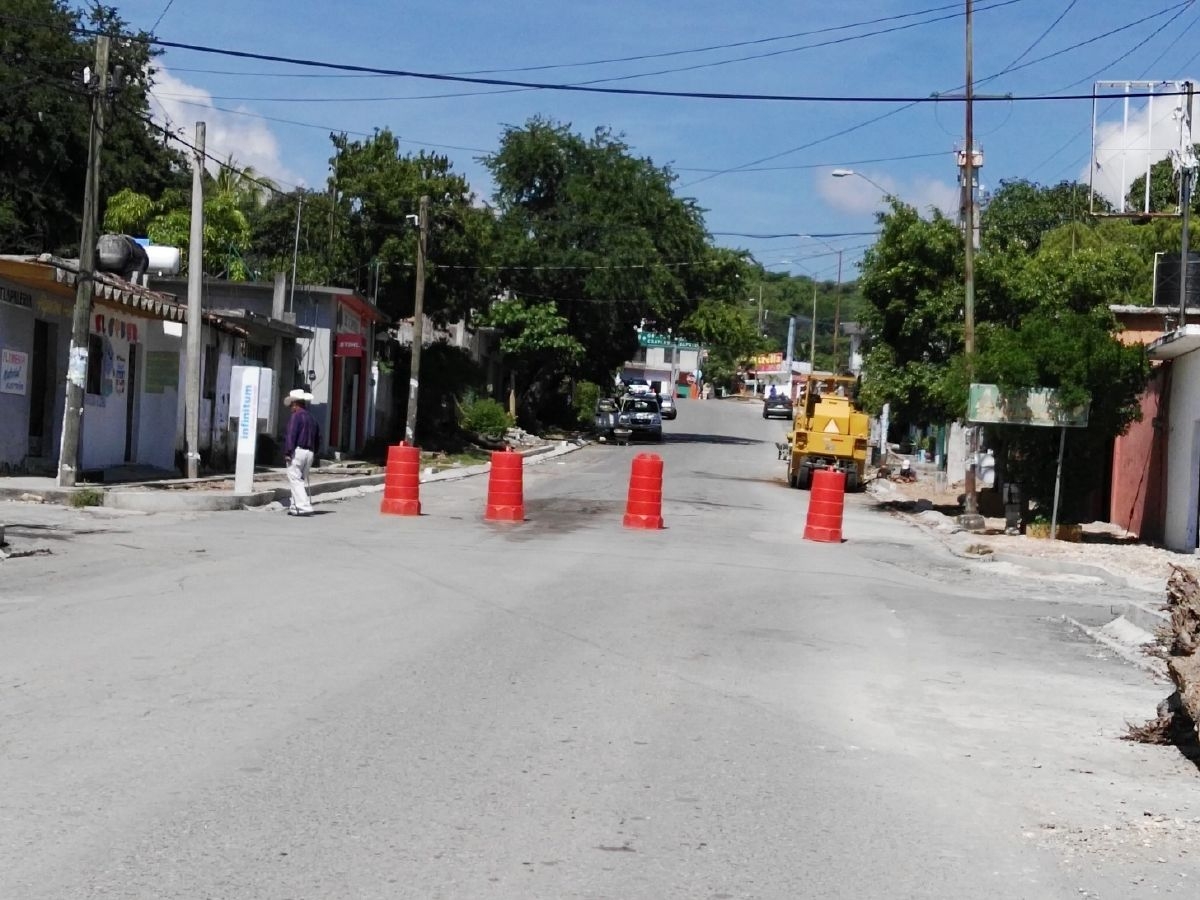 Merman ventas de comerciantes de Mazatepec por retraso en pavimentación de avenida Coatetelco