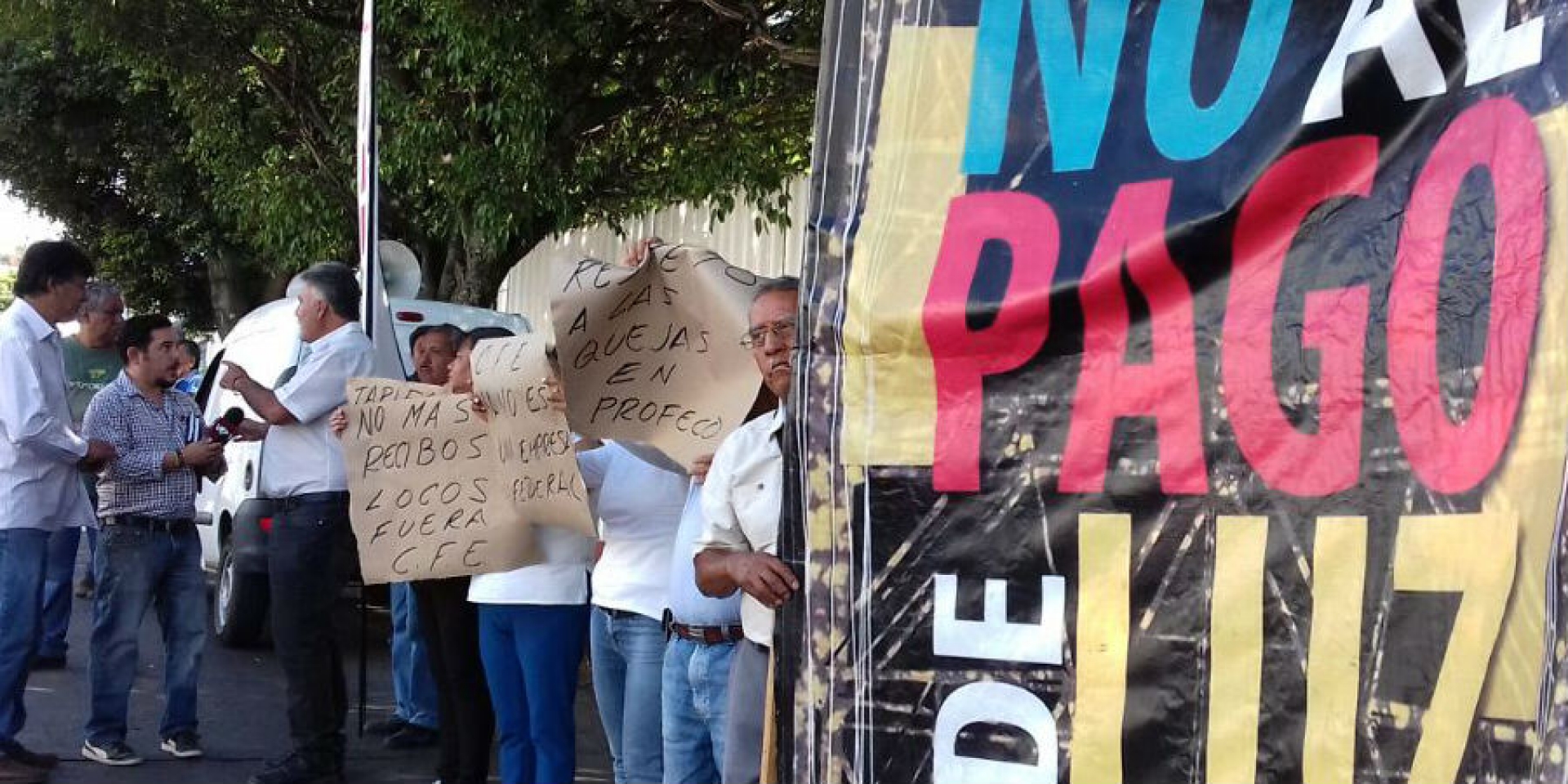 Lleva a cabo ANUEE 'semáforo informativo' en protesta por cobros excesivos de CFE