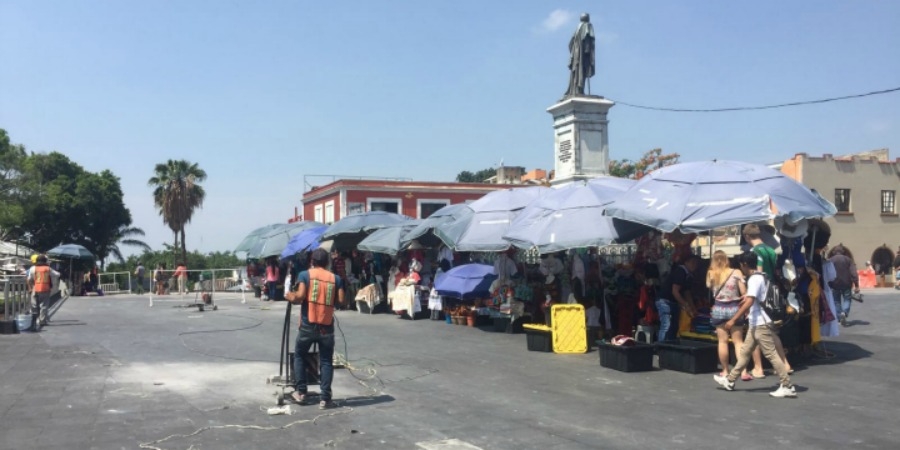 Regresan vendedores de artesanías a colocarse frente al Palacio de Cortés