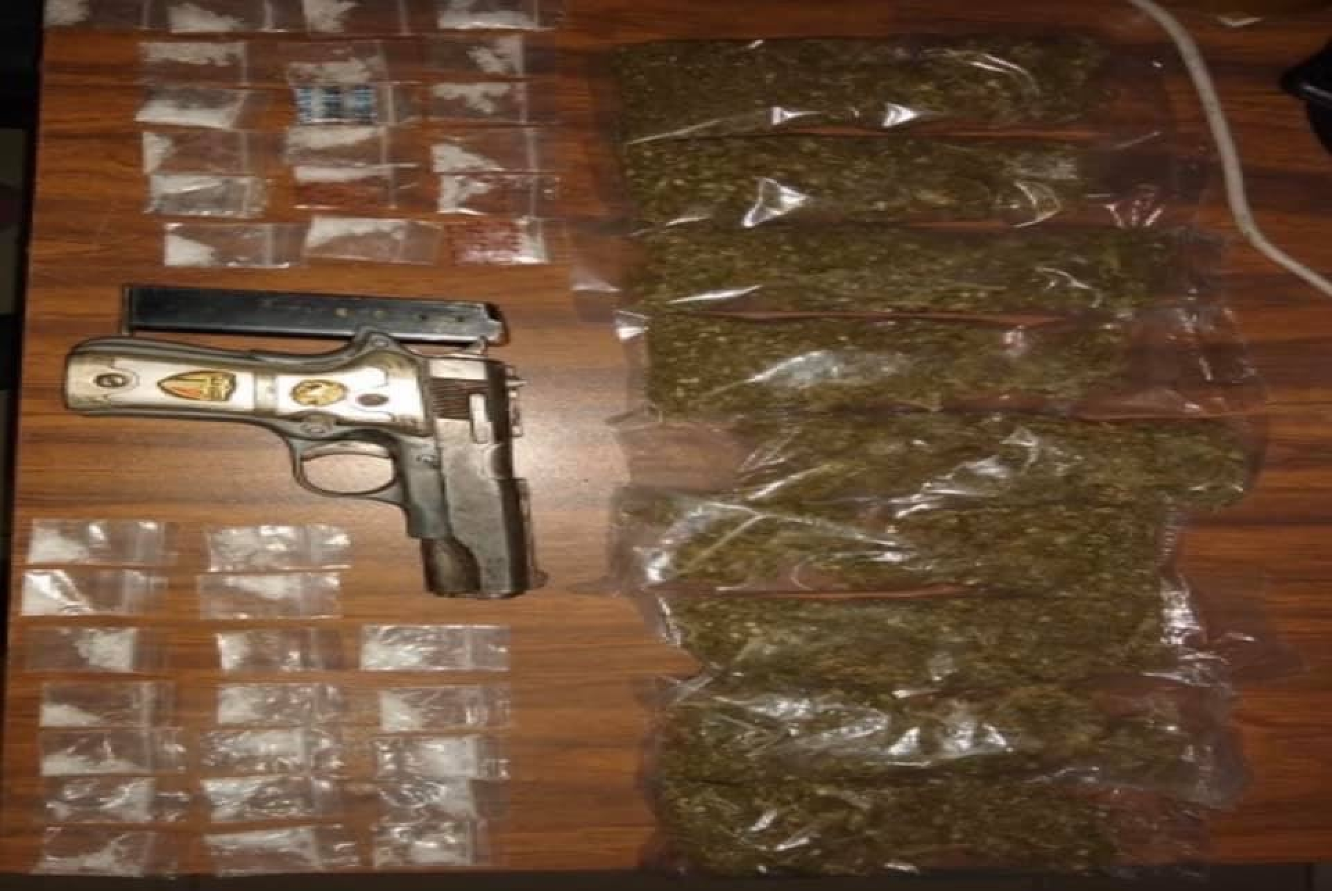 Les hallaron una pistola, “cristal” y marihuana