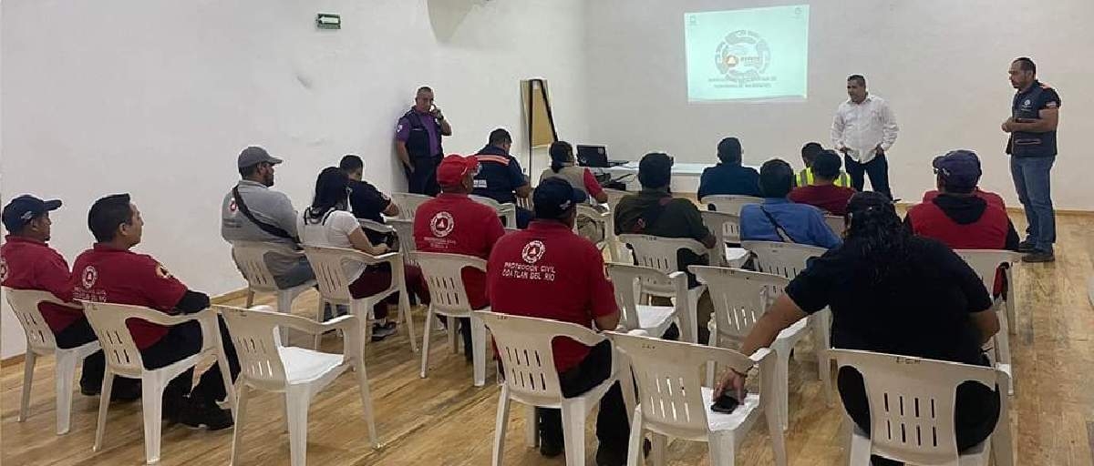 Capacitan a personal de protección civil del poniente