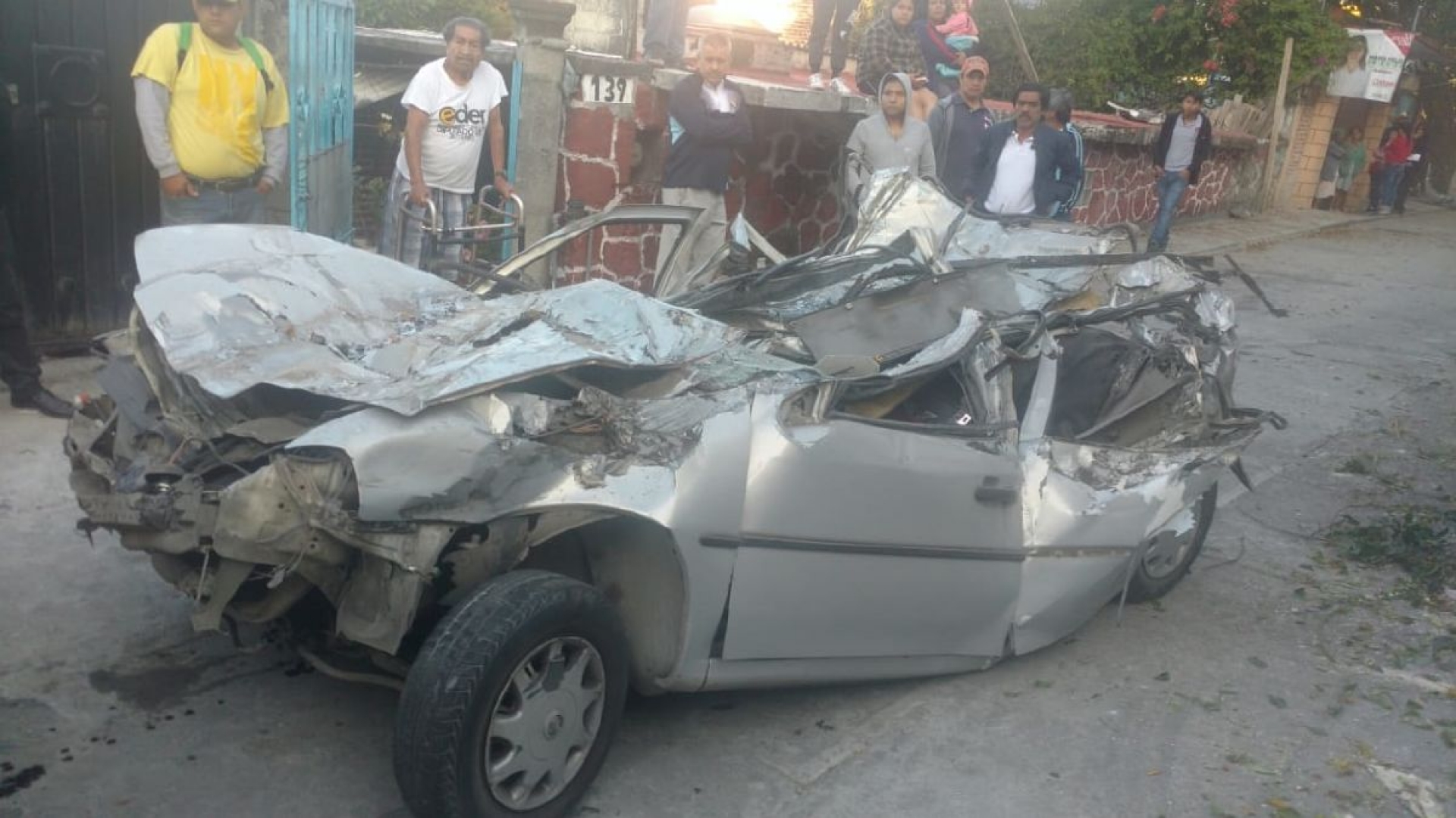 Ruta Interescolar sin frenos aplastó un auto