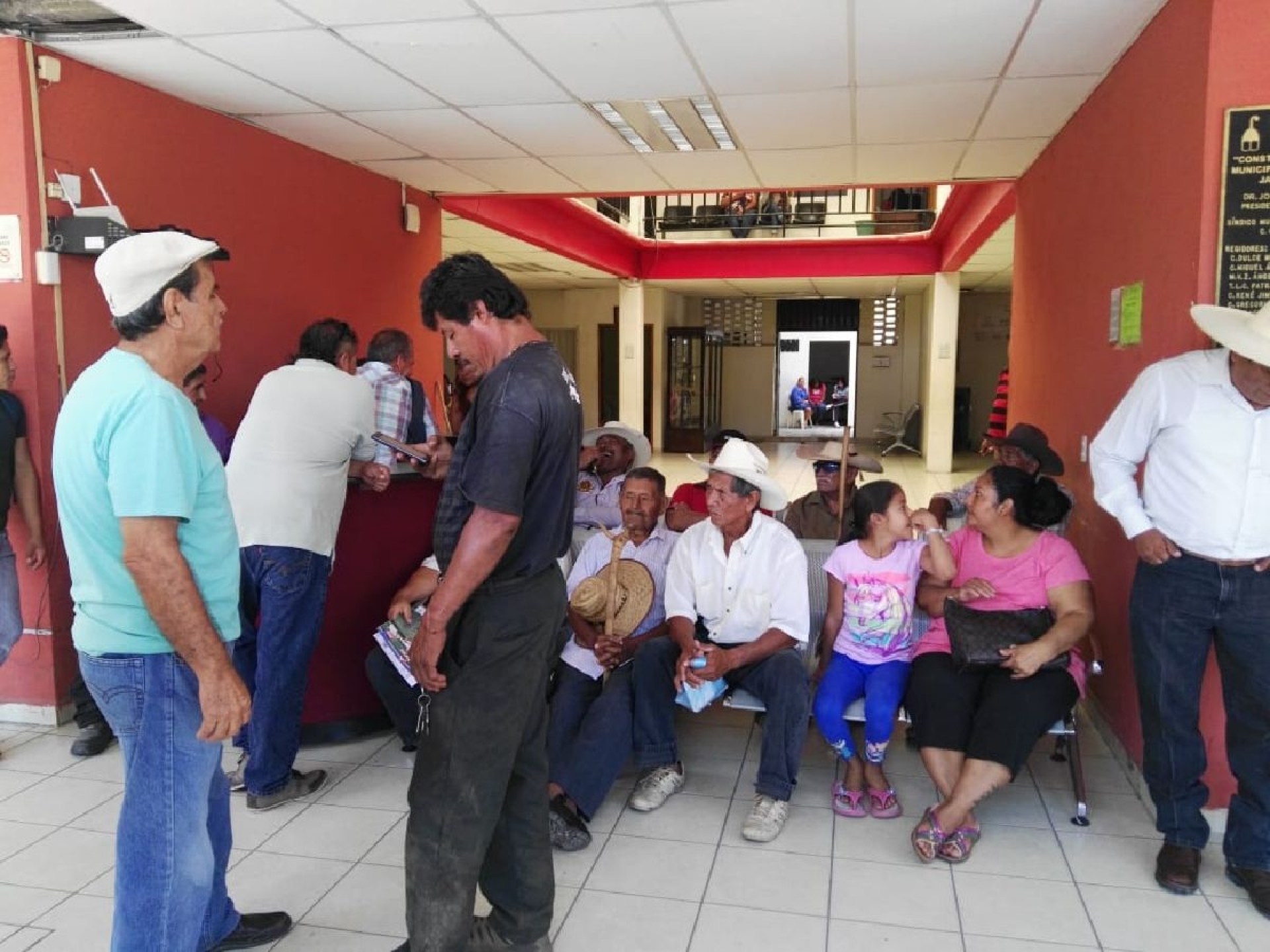 Ejidatarios y sindicalizados toman el Ayuntamiento de Puente de Ixtla