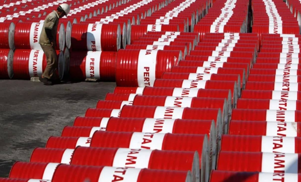 Petróleo cae más de un dólar por aumento de la oferta y preocupaciones por Ómicron