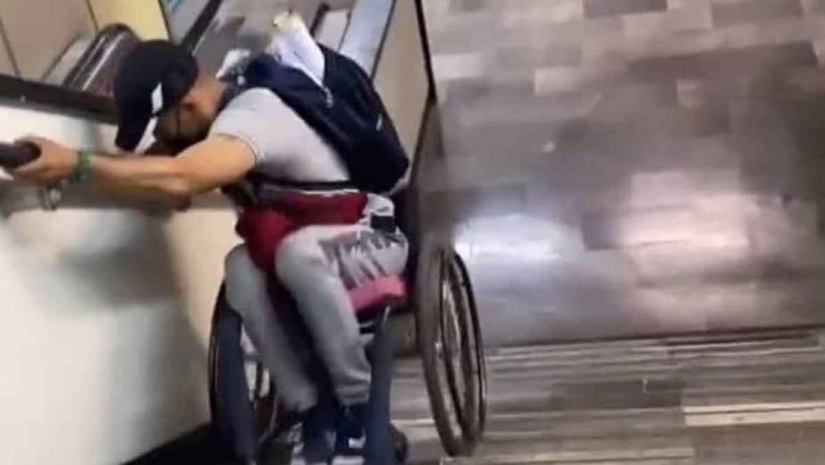 Hombre en silla de ruedas baja las escaleras del metro en CDMX