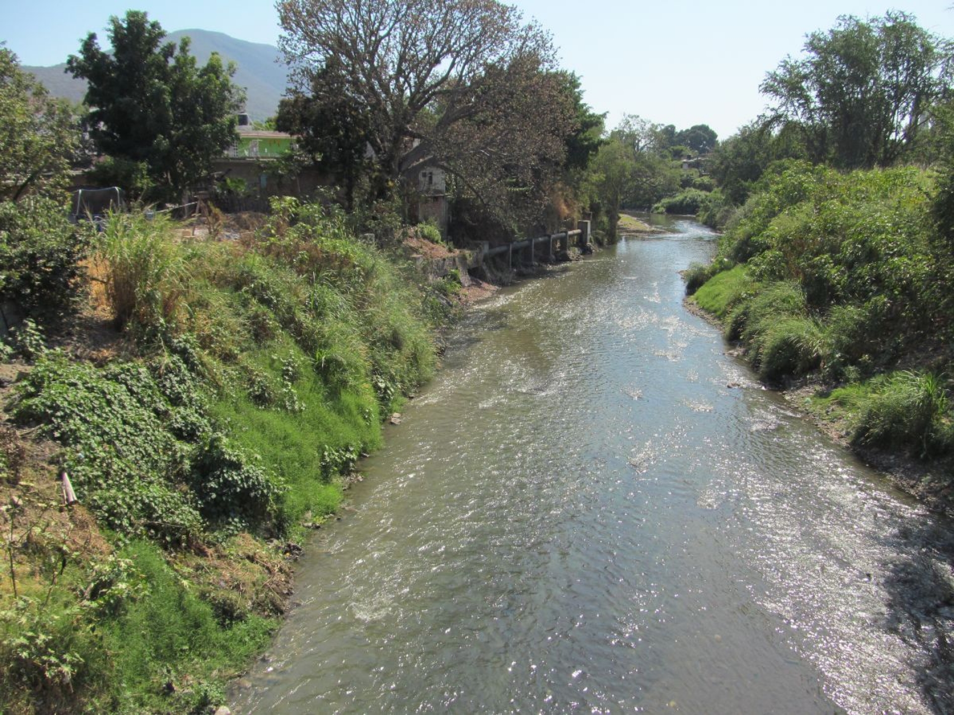 Denuncian a ocho municipios por contaminar cuenca del río Apatlaco