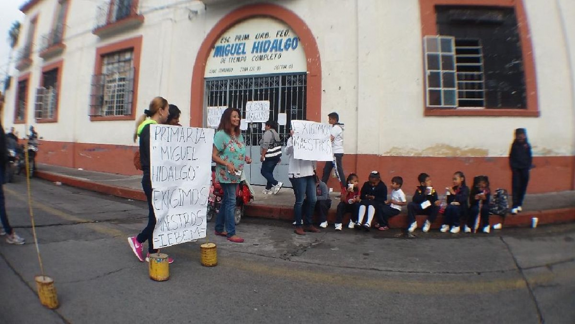 Bloquean vialidades madres de la Primaria “Miguel Hidalgo” para pedir maestros