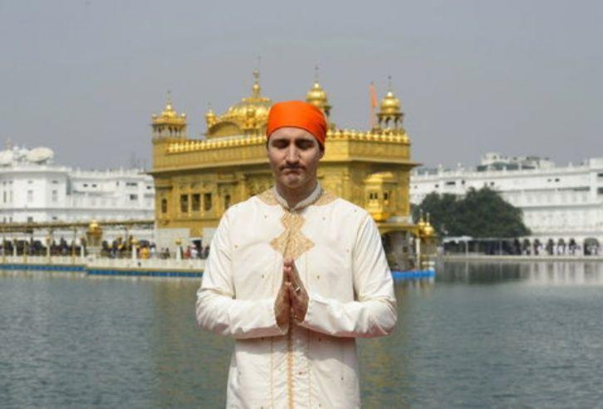 "Nadie se viste así"; se burlan de Trudeau por vestimenta en la India