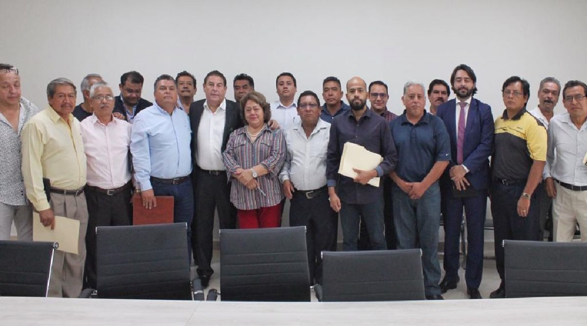 Insisten taxistas en regularización de unidades