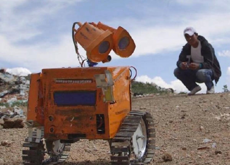 Joven indígena construye a 'Wall-E'