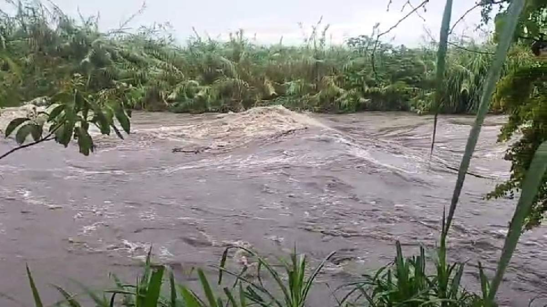 Monitorean río Apatlaco tras incremento de caudal