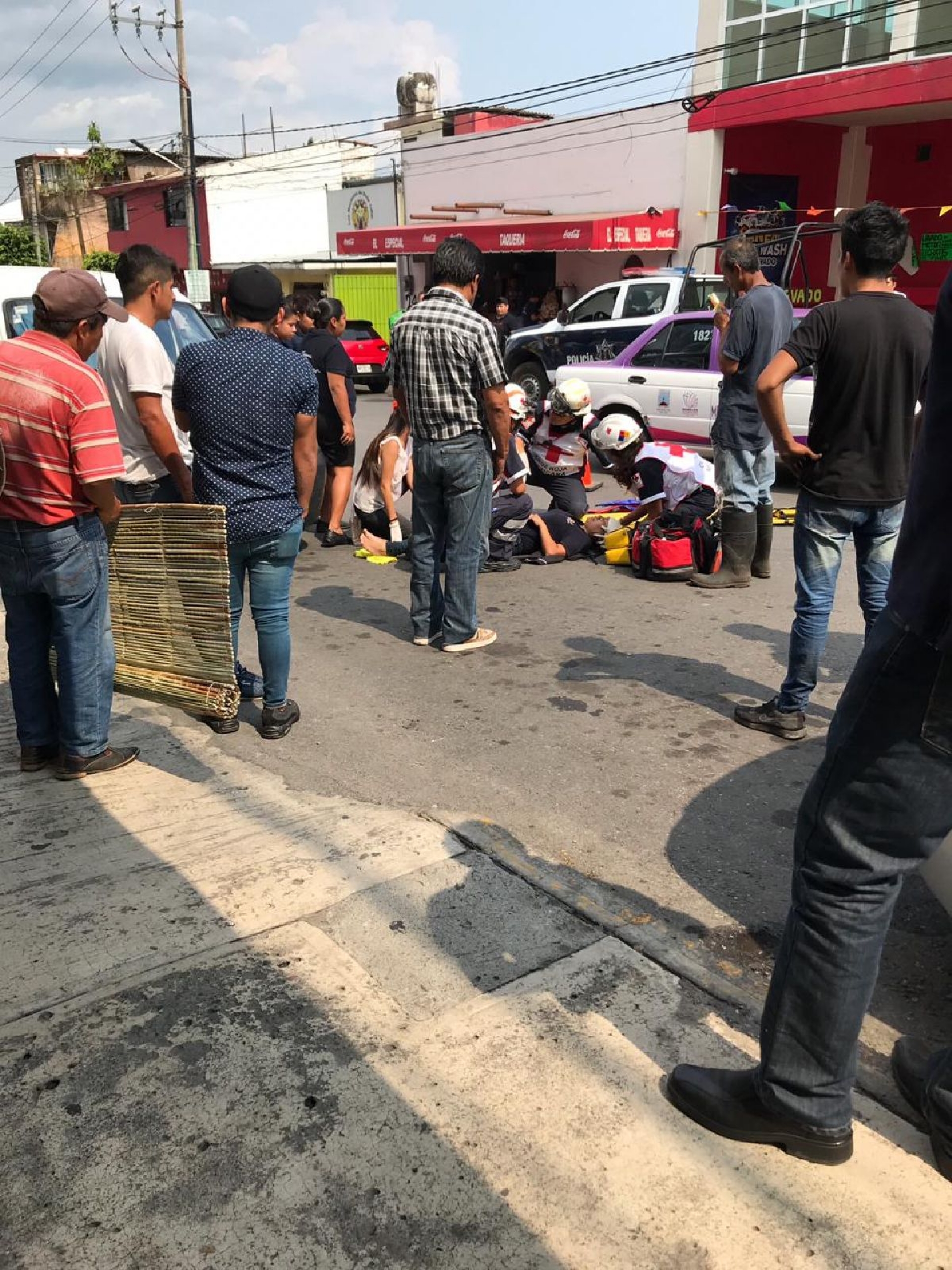 Embiste camioneta a una mujer en Lomas de Cortés