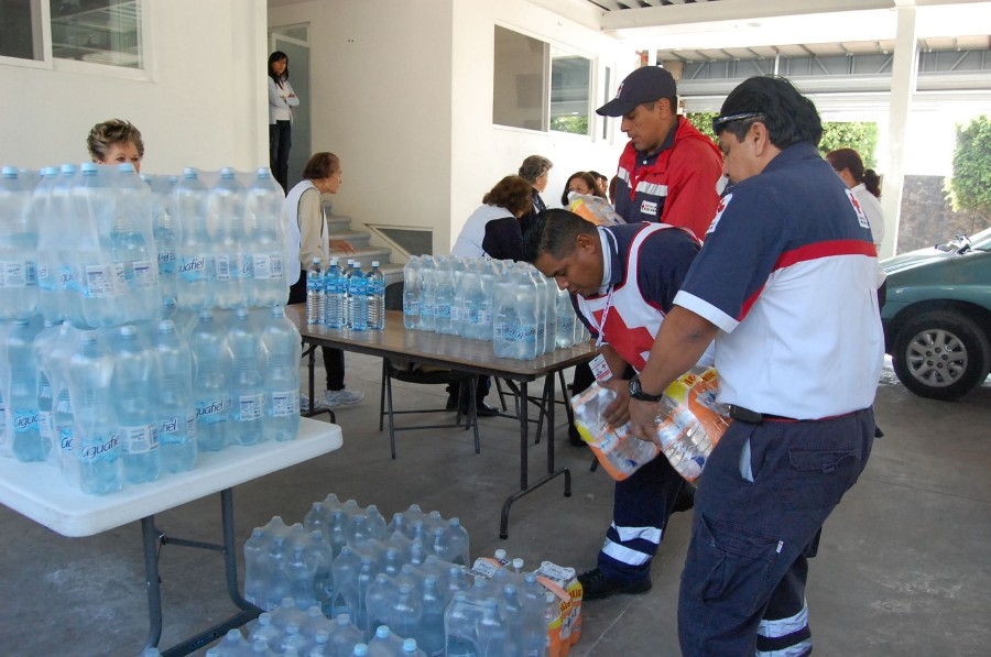 La Facultad de Medicina es centro de acopio de víveres para afectados por el huracán "Patricia"