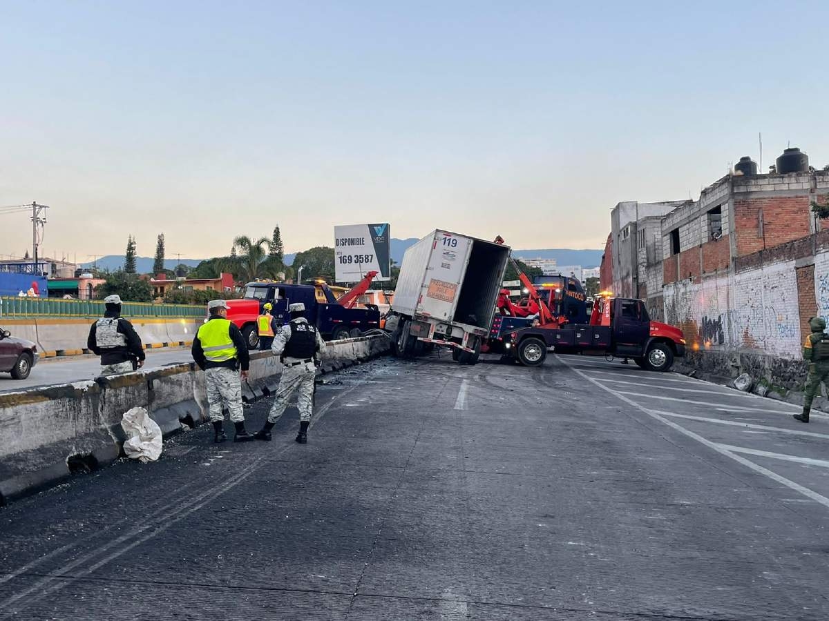 Se sube tráiler a muro de contención en el Paso Exprés