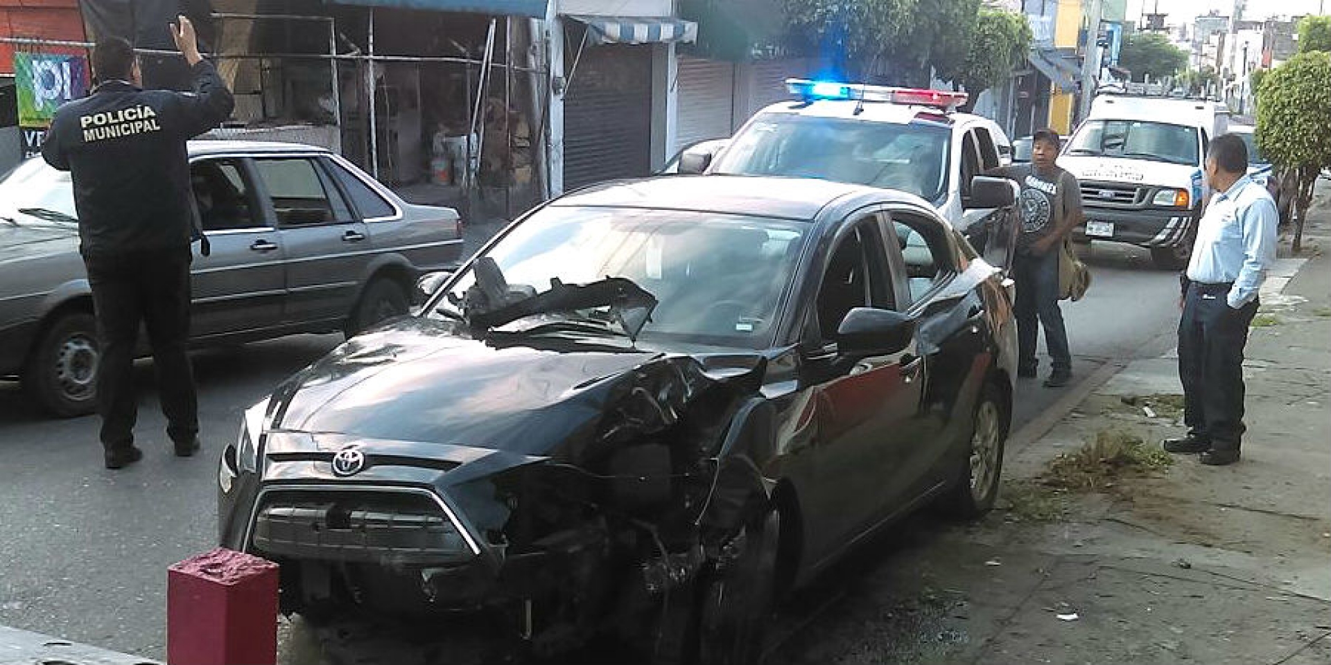Se impacta vehículo contra poste, en la colonia Carolina