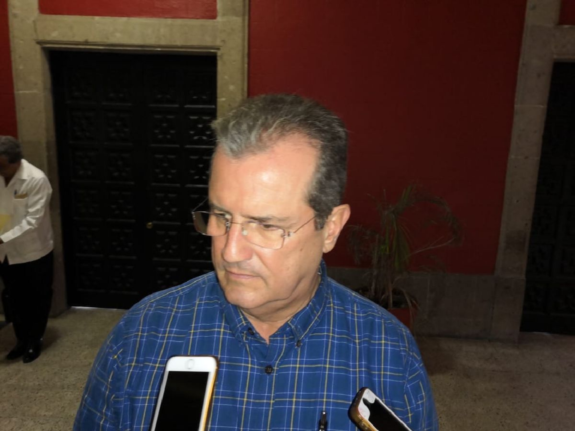 Ex secretarios de Graco buscan negociar: Becerra