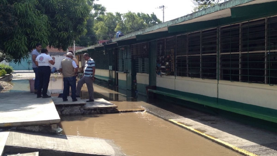 Lluvias inundan secundaria en Ayala por basura en canales