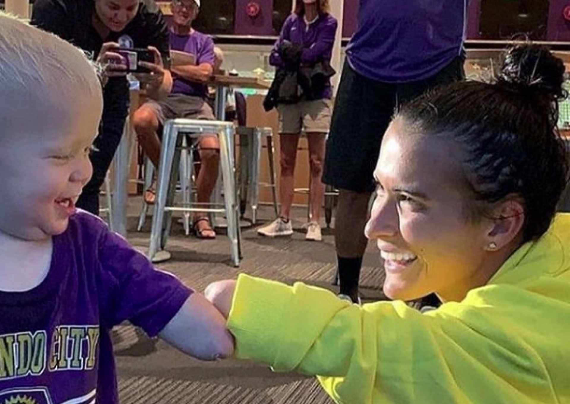 Saludo entre niño y futbolista conmueve al mundo