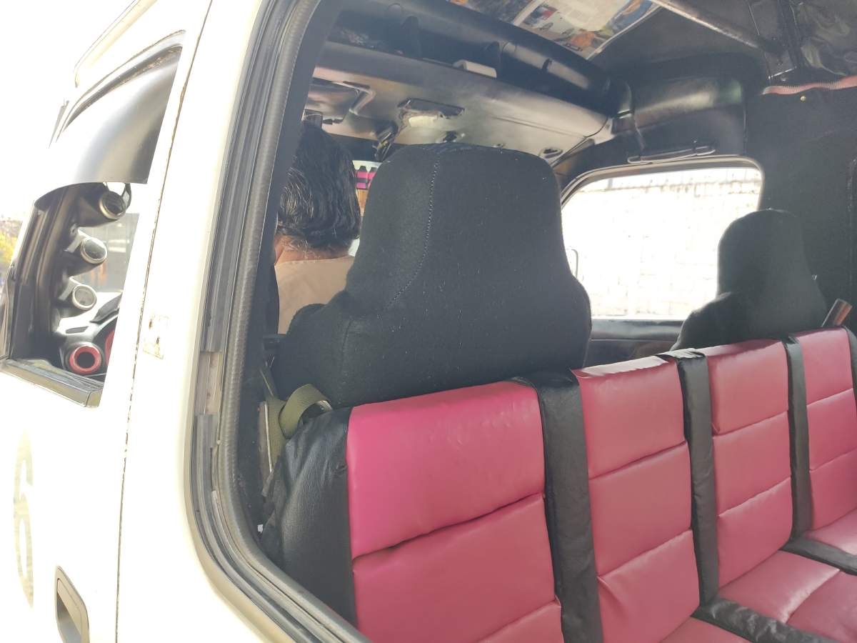 Su esposa le pidió tapizar los asientos de color rosa