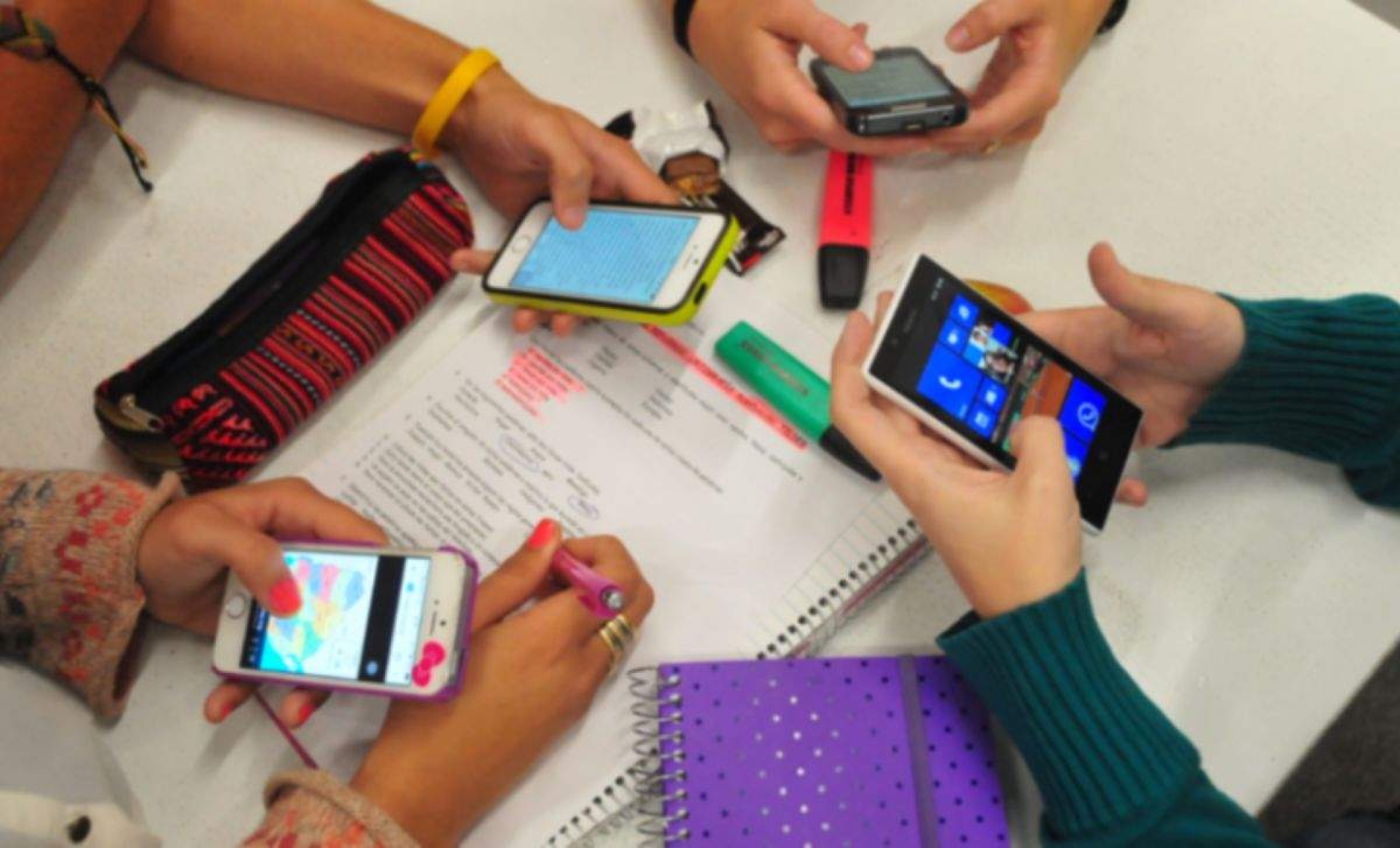 Analizarán regulación del uso de celulares en escuelas