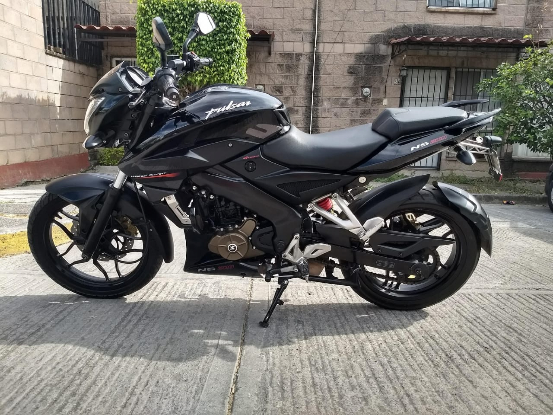 Le robaron su moto en el estacionamiento de una tienda