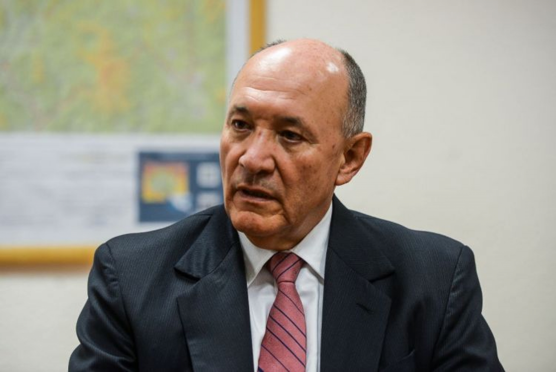 Van sobre Jorge Michel Luna