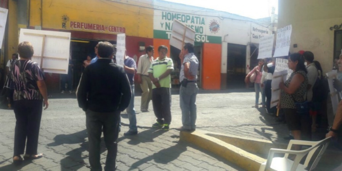 Protestan jubilados y pensionados en el Congreso local