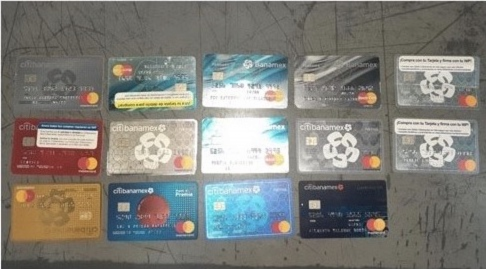 Fue arrestado en poder de tarjetas bancarias robadas