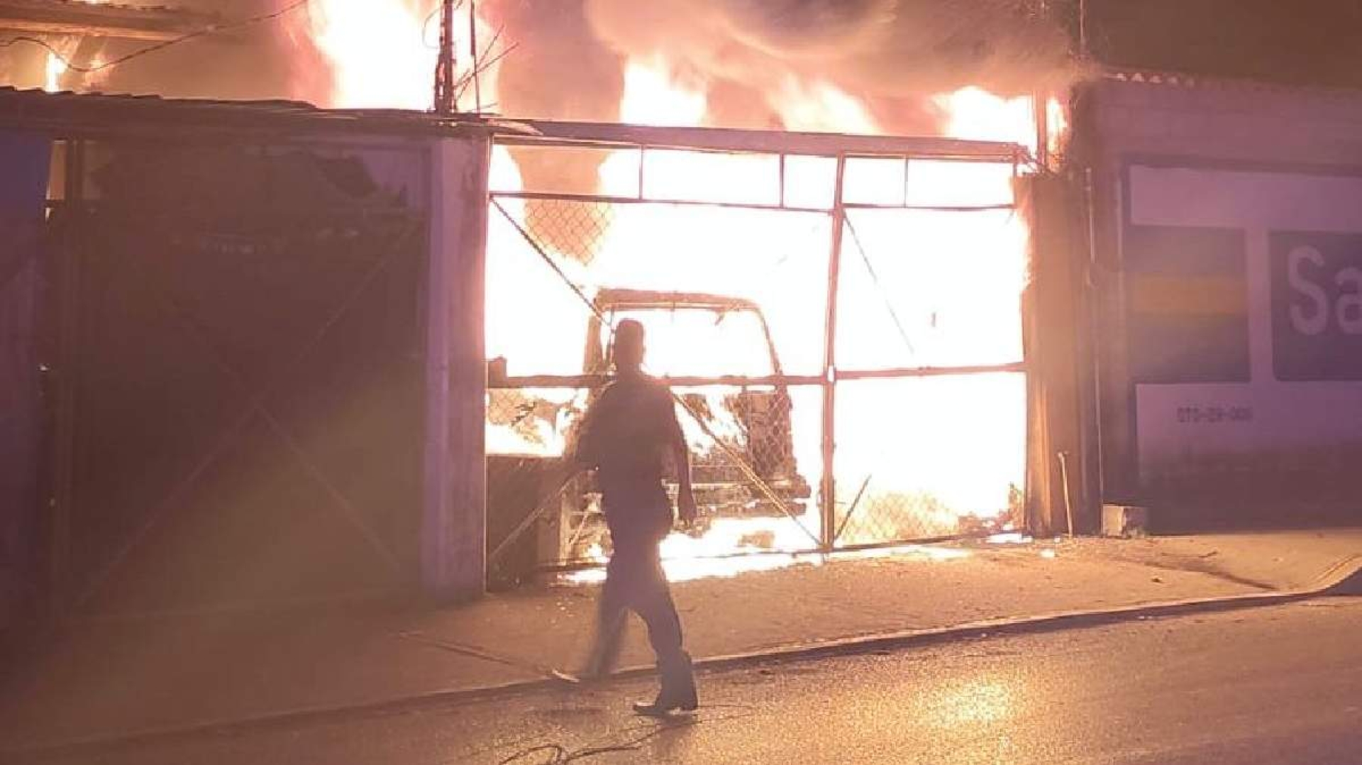 Arrasa incendio con taller mecánico en Jiutepec