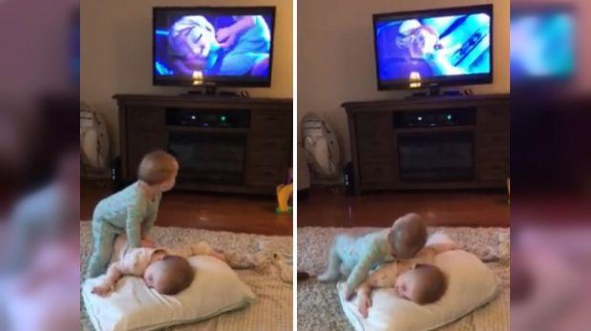 Las pequeñas gemelas que recrean escena de 'Frozen'