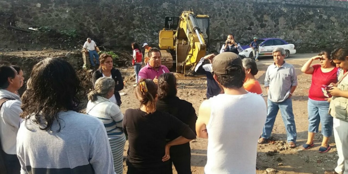 Detienen vecinos de Las Águilas máquinas de las obras del paso exprés