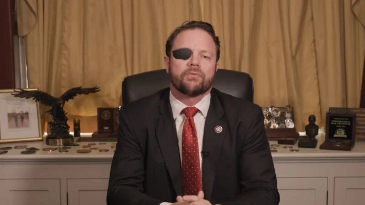 '¿Por qué protege a los cárteles?', cuestiona Dan Crenshaw a AMLO con videomensaje en español