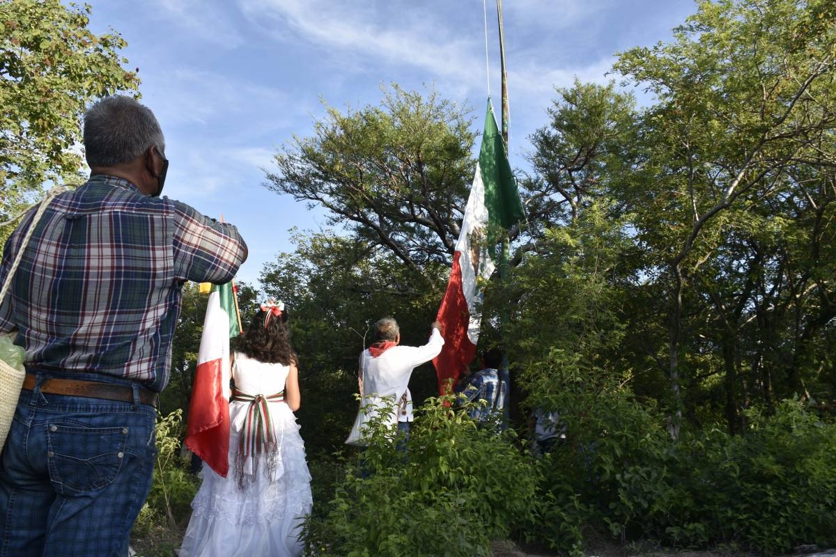 Tetelpa continúa tradición de izamiento de bandera en el Cerro de la Tortuga