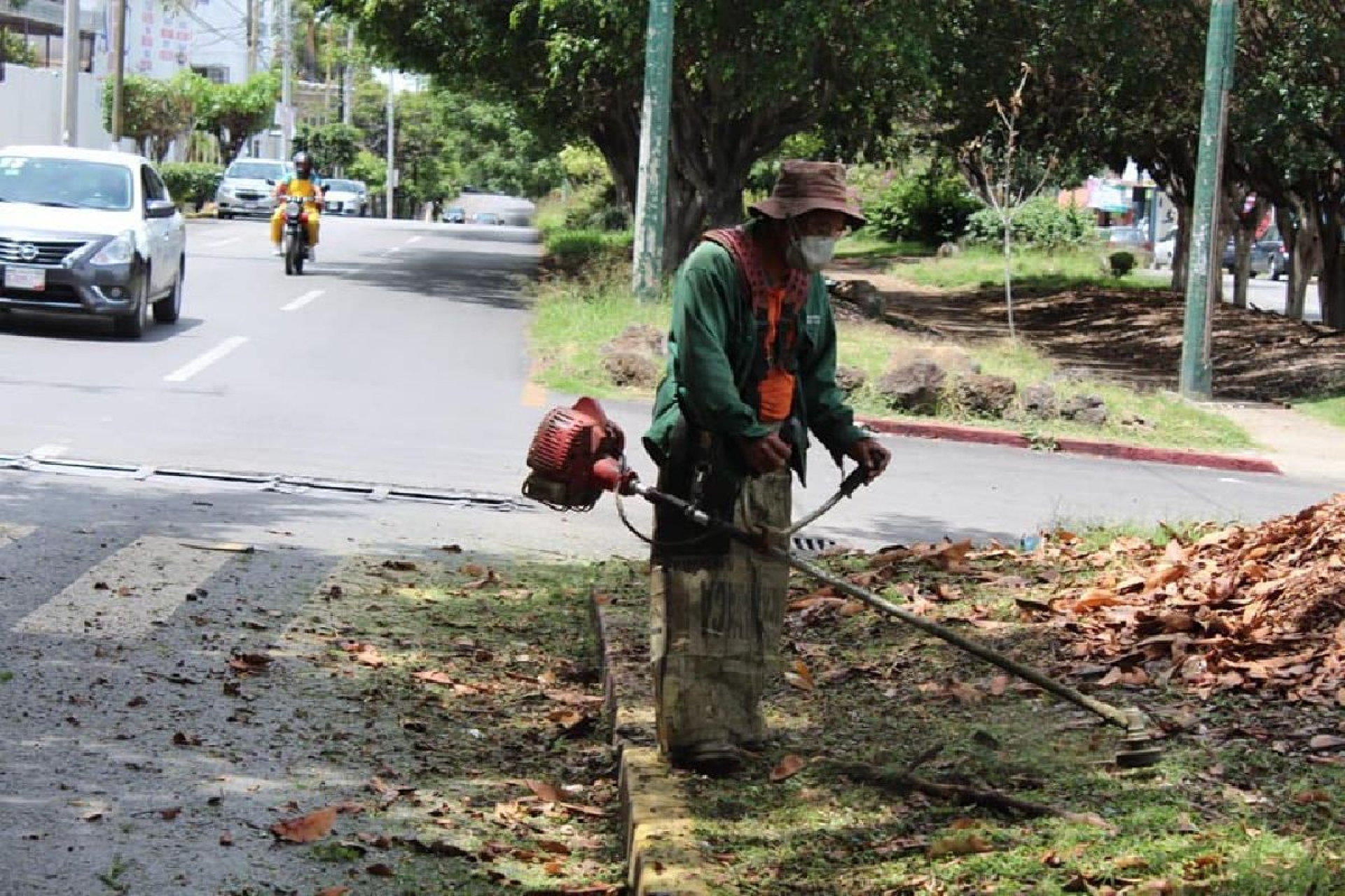 Dan mantenimiento a camellones en Cuernavaca