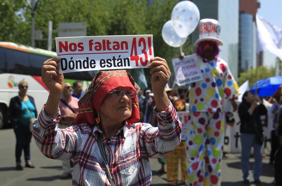 Padres de los 43 exigen investigar destino de los celulares de normalistas desaparecidos