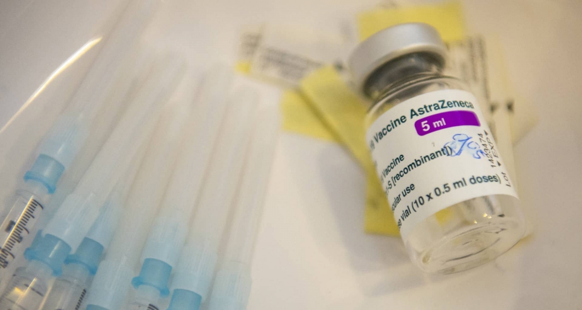 Registran primeros casos de coágulos en arterias tras vacuna COVID de AstraZeneca