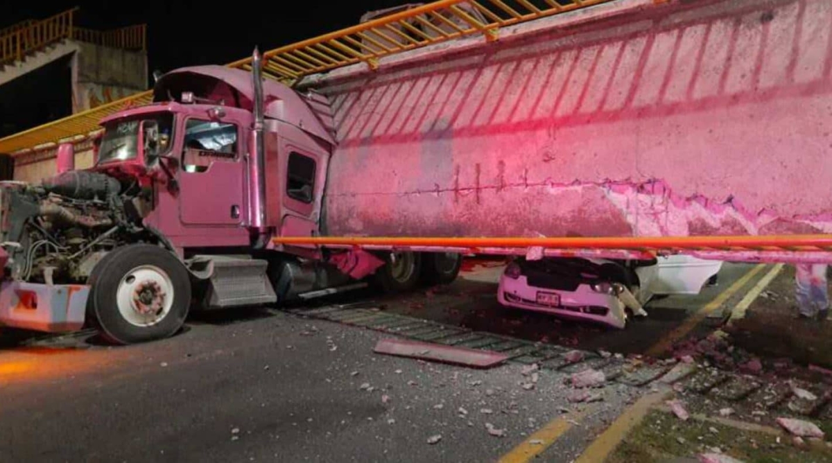 Tráiler derriba puente peatonal y cae sobre autos en la México-Texcoco