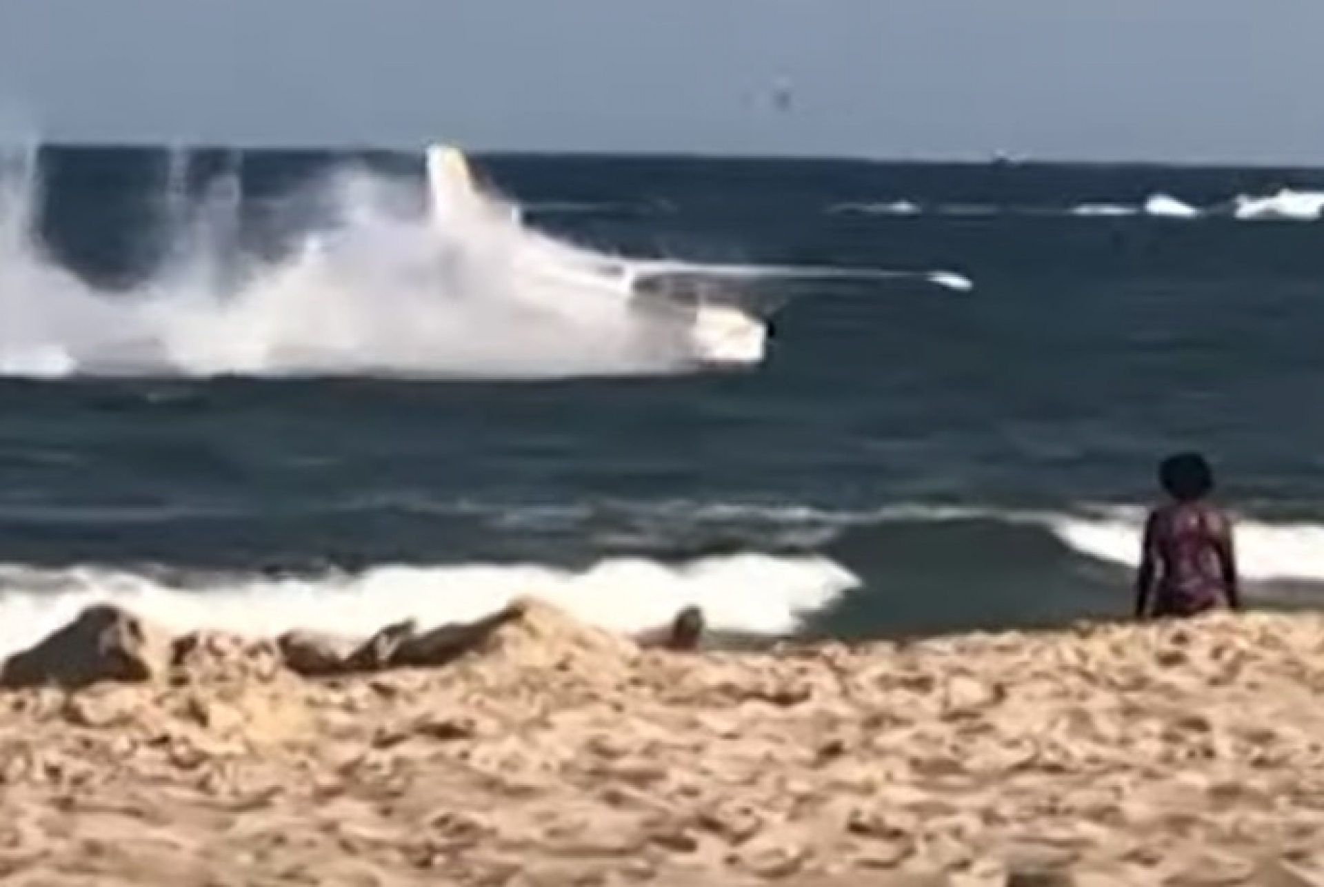 VIDEO: Avioneta aterriza en el mar frente a turistas
